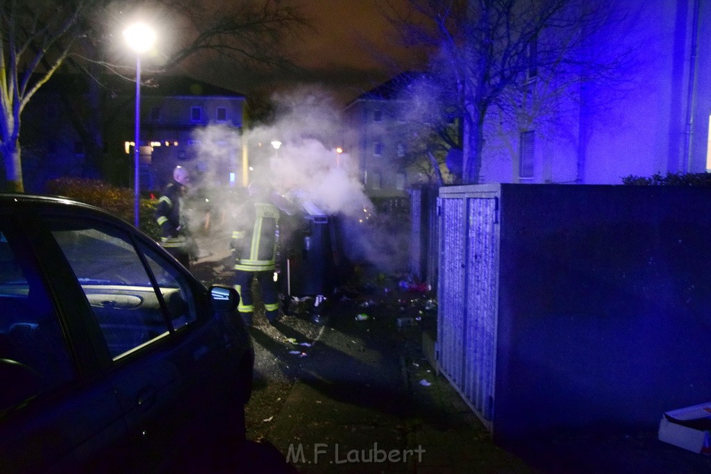 Erneut Muelltonnenbraende Koeln Vingst Ansbacherstr P03.JPG - Miklos Laubert